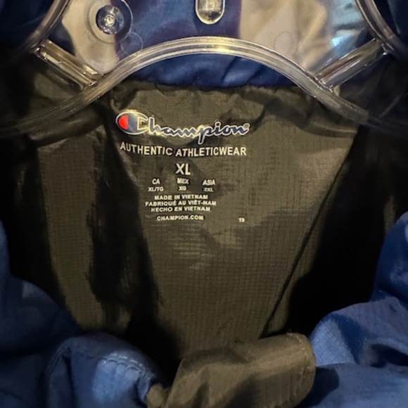 Champion men's puffer coat in XL. - Picture 3 of 3